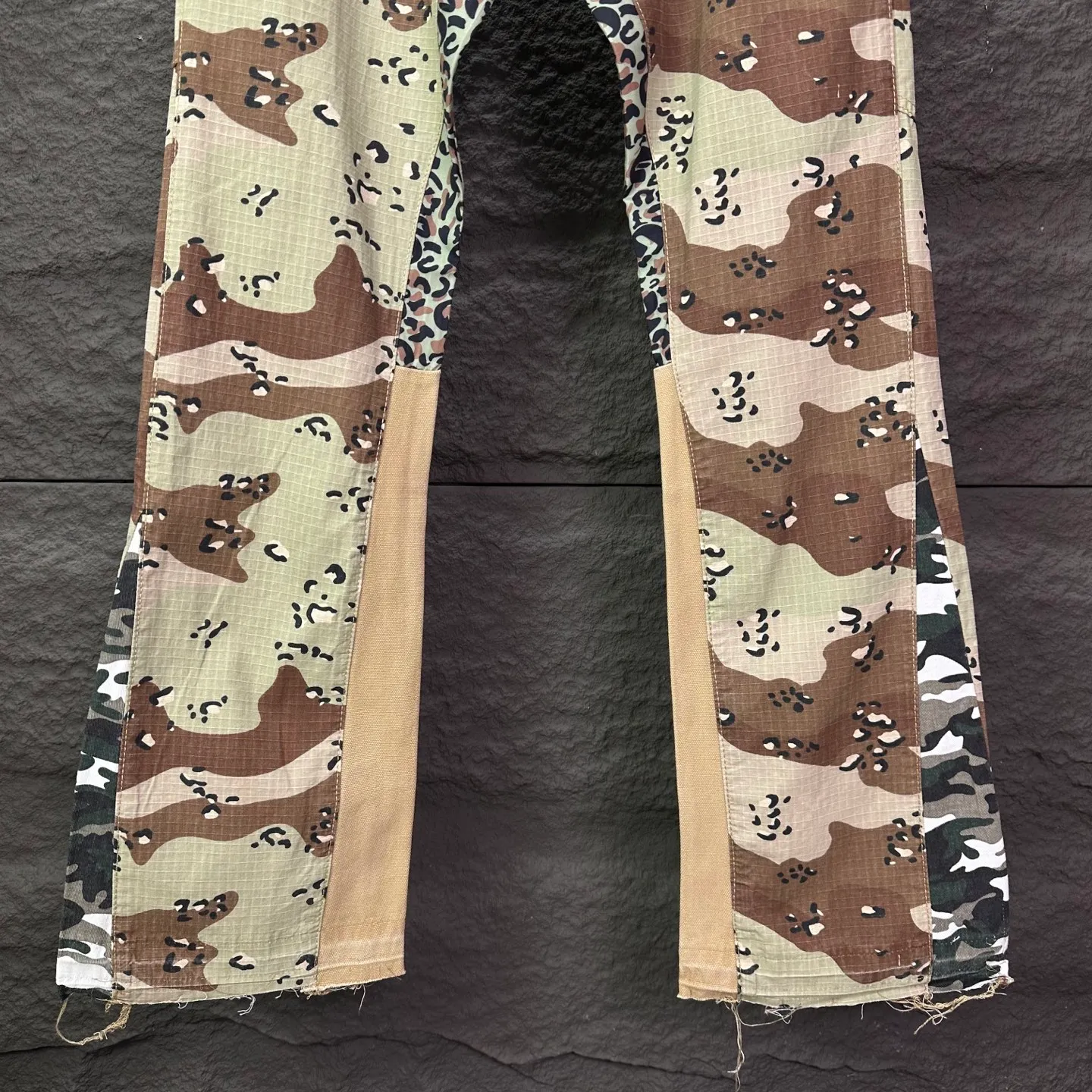 P240 GALLERY DEPT. 2025 new khaki brown camouflage couple style loose bootcut jeans 🔥High version🔥High version🔥Top ceiling quality. Styles with different wash textures, very friendly to people with thin legs and thick legs. The loose bootcut style is very flattering to the leg shape. Moderate length that never goes out of style, easy and casual to match, basic styling for various styles, a must-have in the wardrobe! The fabric is stiff but also makes the upper body soft without losing texture. The washing process is even more perfect. It is a must-have item for everyone! ! ! Washed wheat, hang tag, pants label, complete with three labels Color: khaki Size: 28, 30, 32, 34, 36 (five sizes)